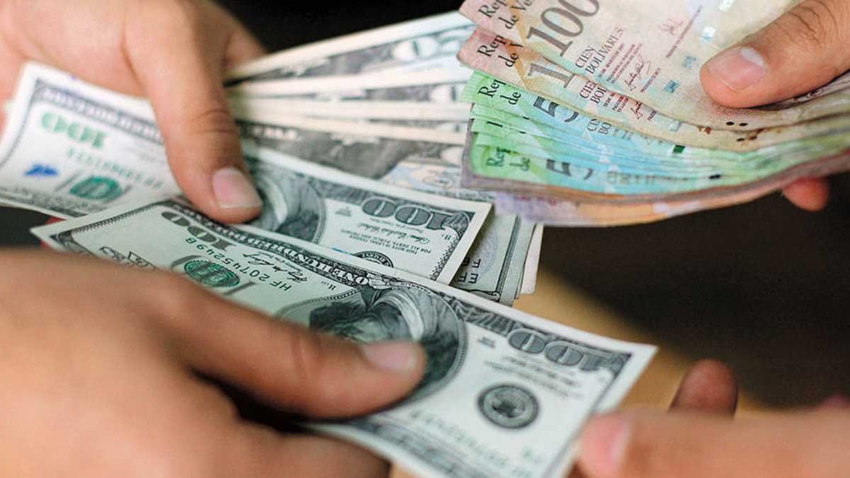 Al menos el 99% de los precios está dolarizado en Caracas y el 49% de los pagos se hace en bolívares